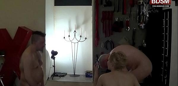  BDSM Dreier mit 2 Deutschen Hausfrauen und ein Sklaven mit anal - femdom milf